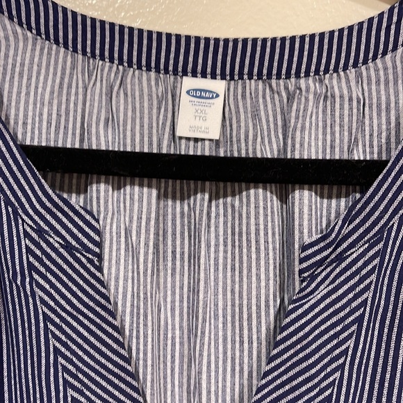 Old Navy top. XXL - Picture 2 of 5